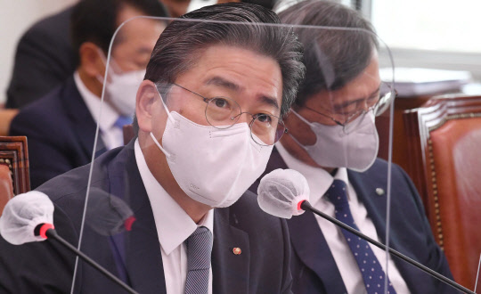 정승일 한국전력공사 사장이 12일 서울 여의도 국회에서 열린 산업통상자원중소벤처기업위원회의 한국전력공사, 한국수력원자력 등에 대한 국정감사에서 답변하고 있다. 연합뉴스